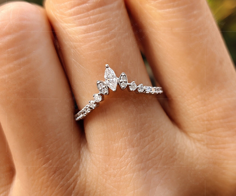 Delicate Chevron V-Shape Moissanite Curved Wedding Ring in Silver and White Gold – A Promise of Elegance and Grace