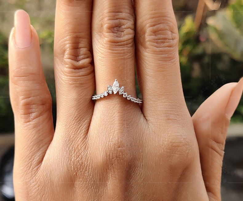 Delicate Chevron V-Shape Moissanite Curved Wedding Ring in Silver and White Gold – A Promise of Elegance and Grace