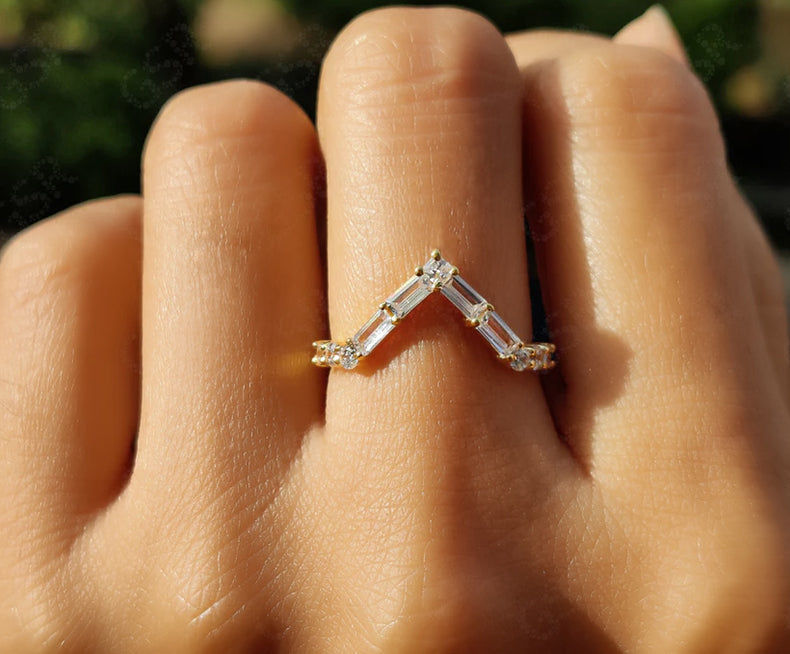Elegant Gold Chevron Ring - V Shape Moissanite Wedding Band Beauty - Baguette Geometric Stacking Ring - Dainty Anniversary Gift Ring