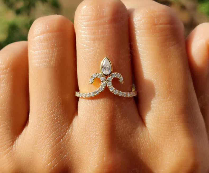 Elegant Vintage Chevron Band - V Shape Moissanite Beauty - Silver and Gold Ring - Unique Promise Ring - Dainty Ring - Anniversary Gift Ring
