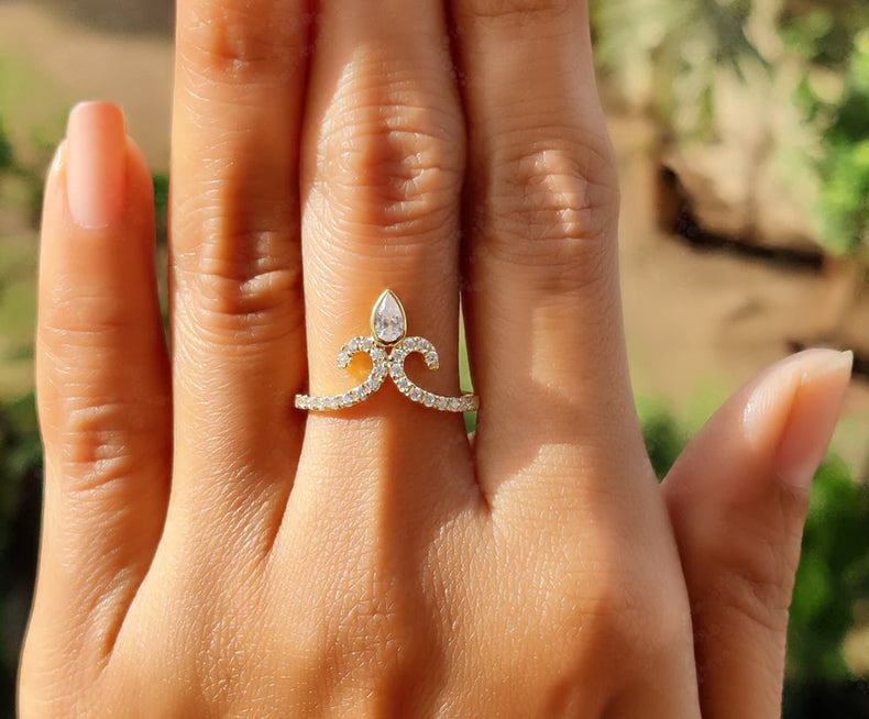 Elegant Vintage Chevron Band - V Shape Moissanite Beauty - Silver and Gold Ring - Unique Promise Ring - Dainty Ring - Anniversary Gift Ring