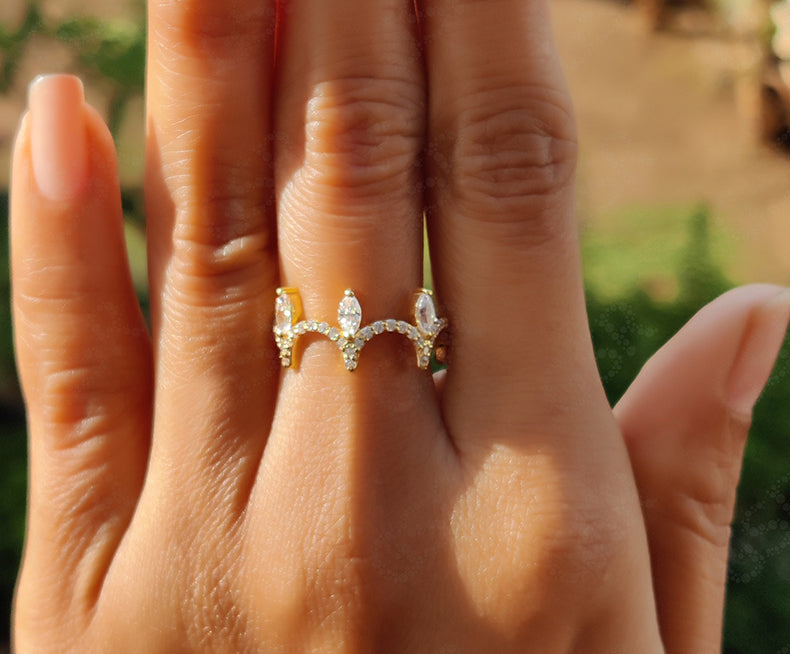 Elegant Wavy Moissanite Full Eternity Wedding Ring - Dainty Wavy Band with Silver and Gold Stacking Beauty - Minimalist Gold Ring, Unique Choice for Women