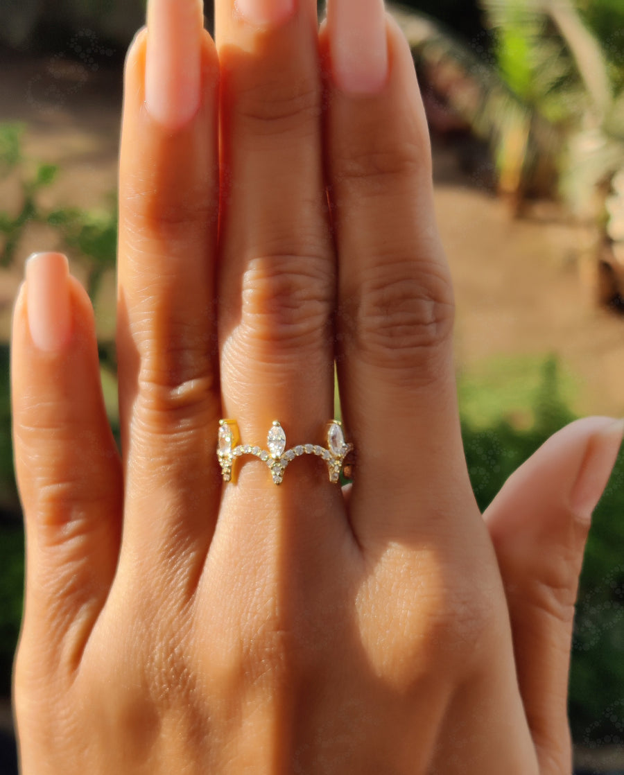 Elegant Wavy Moissanite Full Eternity Wedding Ring - Dainty Wavy Band with Silver and Gold Stacking Beauty - Minimalist Gold Ring, Unique Choice for Women