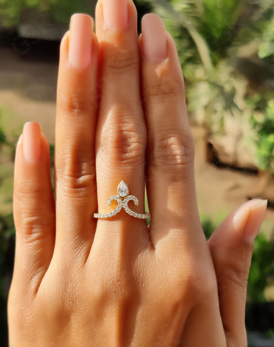 Elegant Vintage Chevron Band - V Shape Moissanite Beauty - Silver and Gold Ring - Unique Promise Ring - Dainty Ring - Anniversary Gift Ring