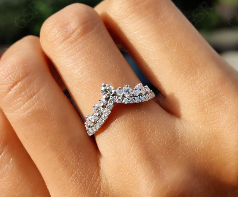 Vintage Chevron Band: A Stunning V-Shaped Moissanite Curved Wedding Ring in Silver and White Gold – The Perfect Promise and Anniversary Gift