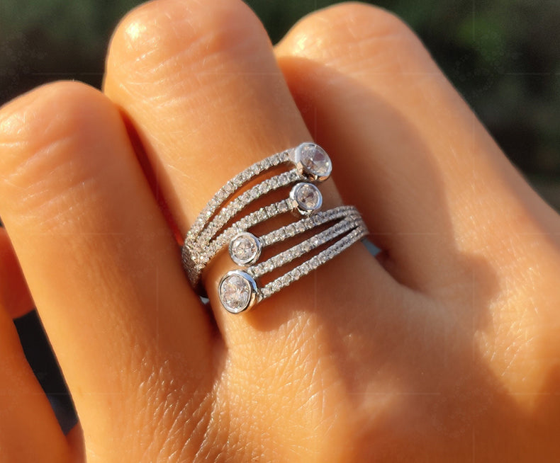 Spiral Round Moissanite Gold Ring: A Captivating Symbol of Love and Elegance, Ideal for Weddings and Anniversaries