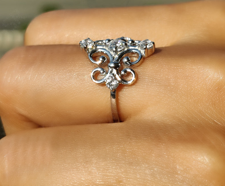 Elegant Royal Vintage Gold Ring - Art Deco Moissanite Beauty - Dainty Anniversary Ring with Floral Pattern - Unique Estate Jewelry Ring - Ideal Mother's Day Gift