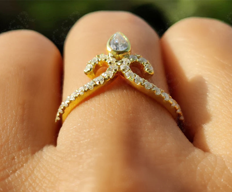 Elegant Vintage Chevron Band - V Shape Moissanite Beauty - Silver and Gold Ring - Unique Promise Ring - Dainty Ring - Anniversary Gift Ring