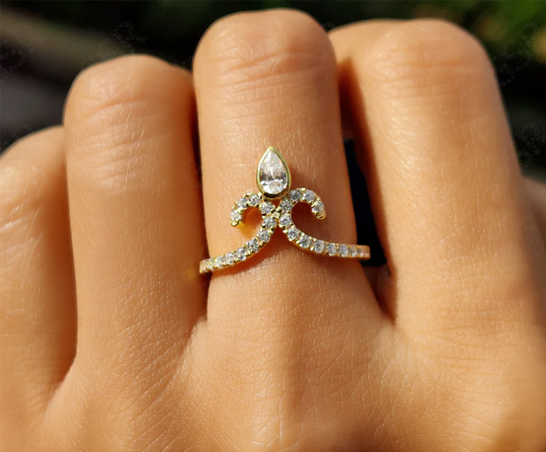 Elegant Vintage Chevron Band - V Shape Moissanite Beauty - Silver and Gold Ring - Unique Promise Ring - Dainty Ring - Anniversary Gift Ring