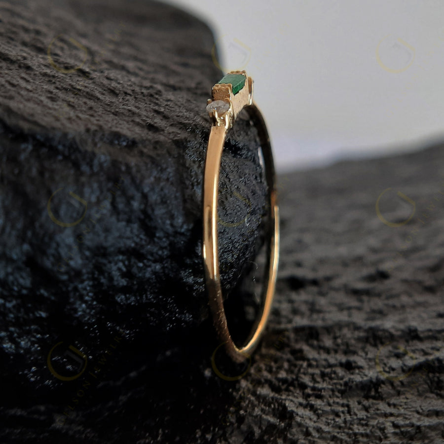 14K Gold Green Emerald Baguette Ring / 3 Stone Wedding Band Ring / Diamond Wedding Ring / Dainty Minimalist Ring / Stackable Ring For Women