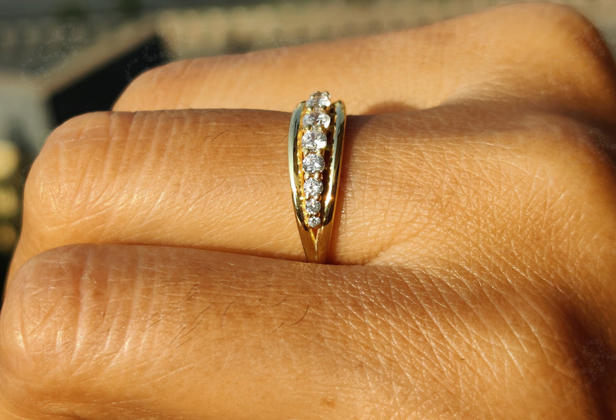 Elegant Brilliance: Graduated Round Moissanite Anniversary Ring in Silver and Gold