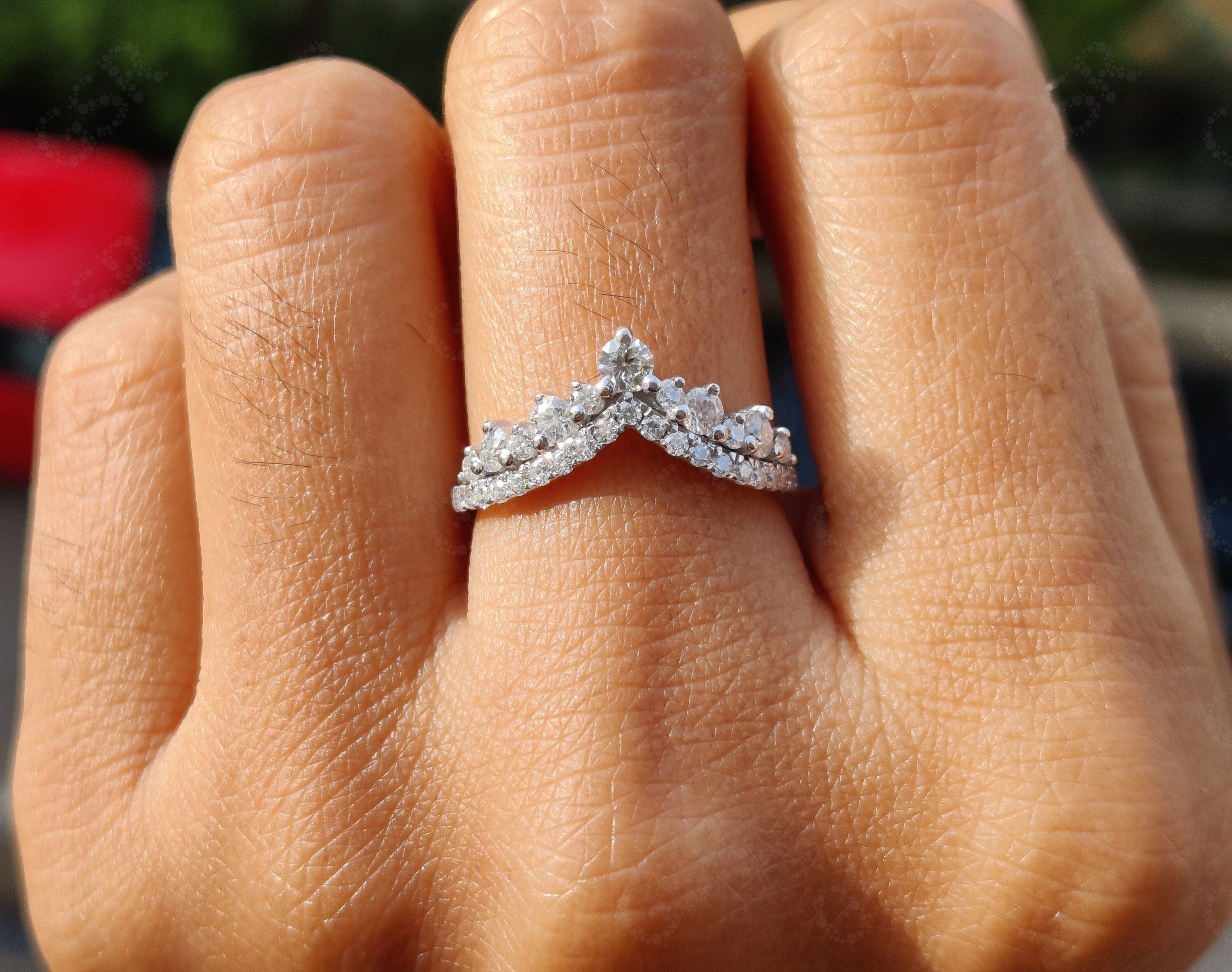 Vintage Chevron Band: A Stunning V-Shaped Moissanite Curved Wedding Ring in Silver and White Gold – The Perfect Promise and Anniversary Gift