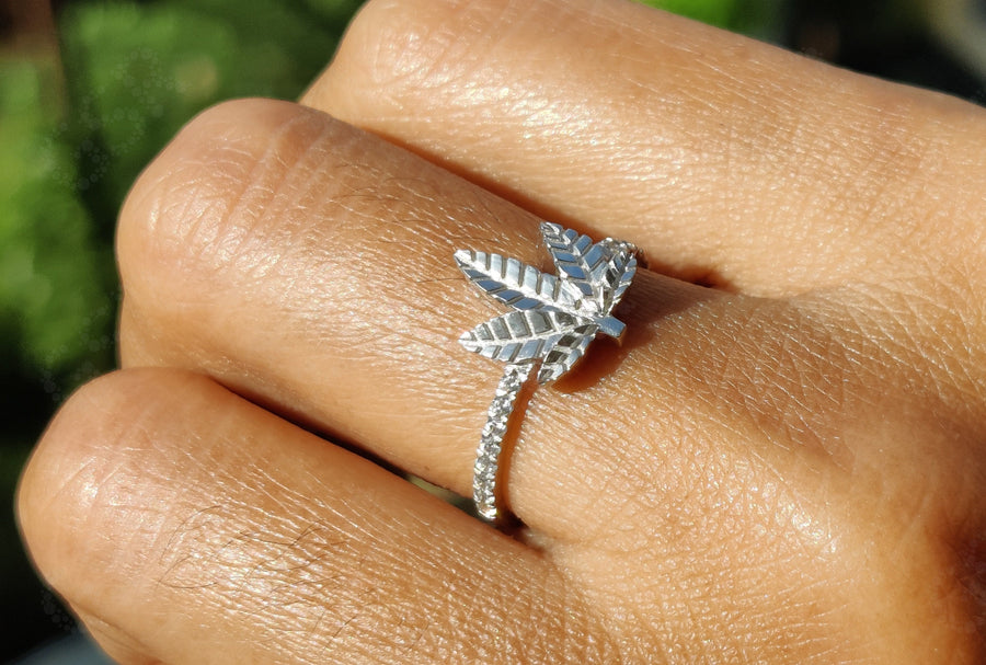 Elegant Silver and Gold Maple Leaf Ring - Nature-inspired Beauty - Versatile Leaf Jewelry, Ideal for Stackable Rings, Statement Ring for Women