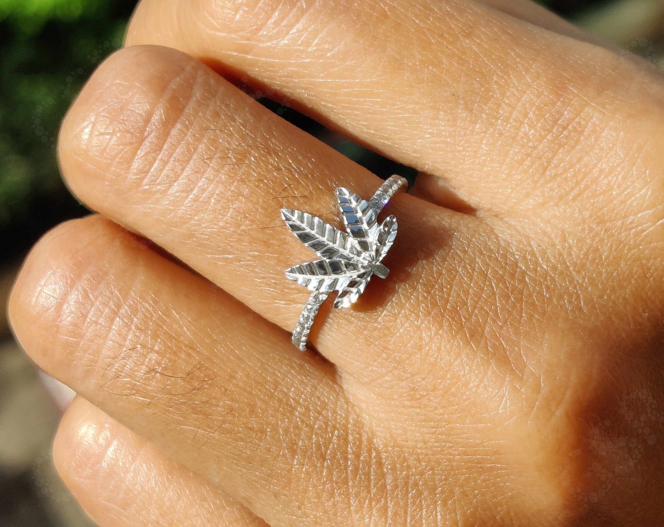 Elegant Silver and Gold Maple Leaf Ring - Nature-inspired Beauty - Versatile Leaf Jewelry, Ideal for Stackable Rings, Statement Ring for Women