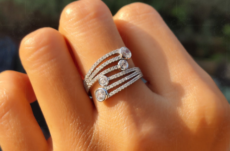 Spiral Round Moissanite Gold Ring: A Captivating Symbol of Love and Elegance, Ideal for Weddings and Anniversaries