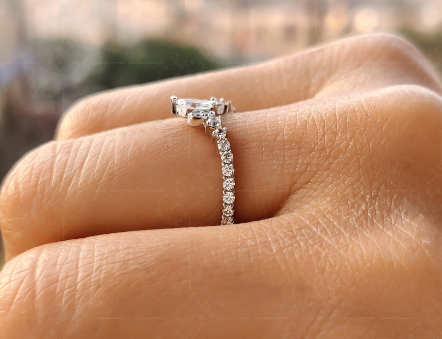 Delicate Chevron V-Shape Moissanite Curved Wedding Ring in Silver and White Gold – A Promise of Elegance and Grace