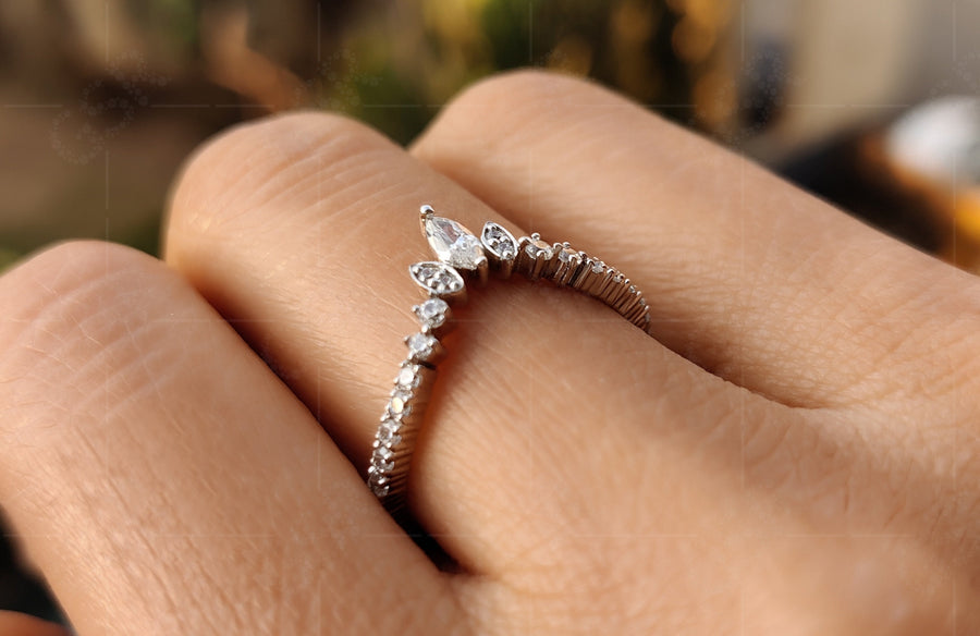 Delicate Chevron V-Shape Moissanite Curved Wedding Ring in Silver and White Gold – A Promise of Elegance and Grace